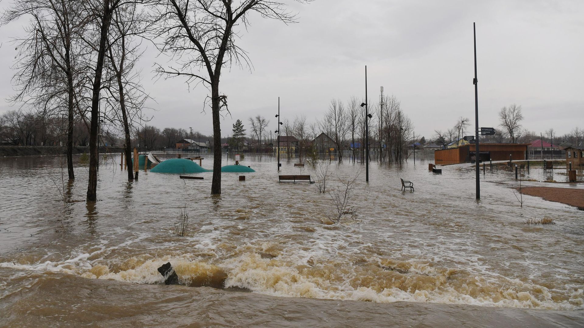 Затопленная из-за прорыва дамбы улица в Орске Затопленная из-за прорыва дамбы улица в Орске - РИА Новости, 1920, 08.04.2024