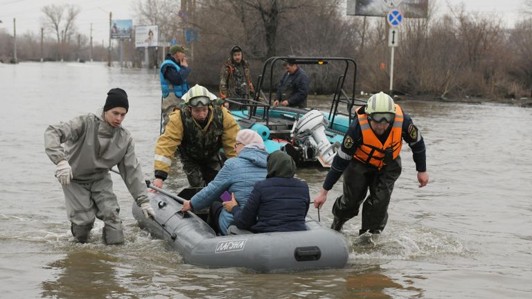 Эвакуация жителей затопленного из-за прорыва дамбы района Орска Эвакуация жителей затопленного из-за прорыва дамбы района Орска