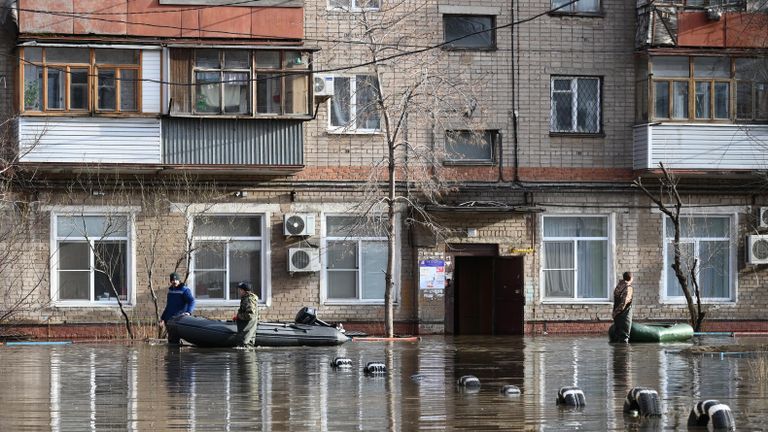 Затопленная из-за прорыва дамбы улица в Орске Затопленная из-за прорыва дамбы улица в Орске