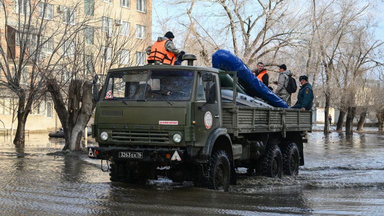 Спасатели подвозят лодки к затопленным из-за прорыва дамбы улицам в Орске для дальнейшей эвакуации жителей Спасатели подвозят лодки к затопленным из-за прорыва дамбы улицам в Орске для дальнейшей эвакуации жителей