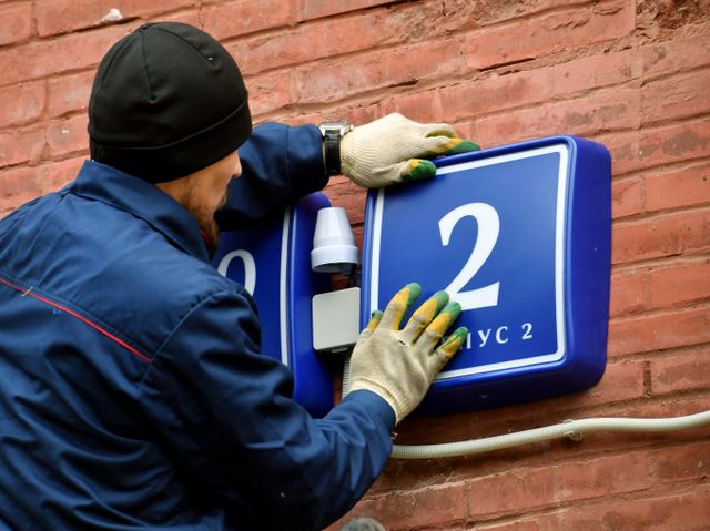 Установка домовых указателей в Москве