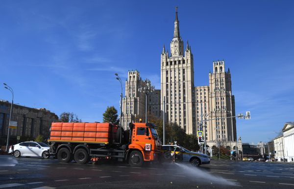 Дороги в Москве помыли специальным шампунем 