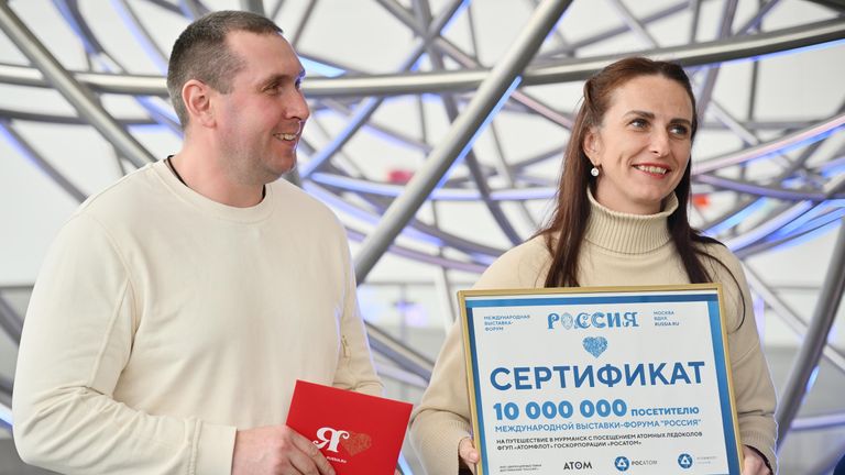 Выставка Россия. Екатерина и Константин Панфиловы, 10-миллионные посетители выставки Выставка Россия. Екатерина и Константин Панфиловы, 10-миллионные посетители выставки