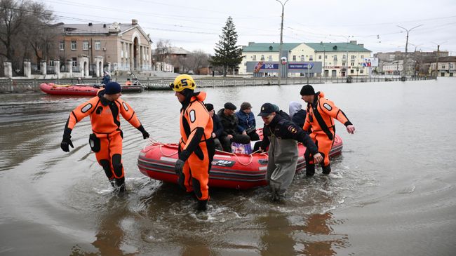 Сотрудники МЧС РФ эвакуируют жителей города в ходе ликвидации последствий прорыва дамбы в Орске Сотрудники МЧС РФ эвакуируют жителей города в ходе ликвидации последствий прорыва дамбы в Орске