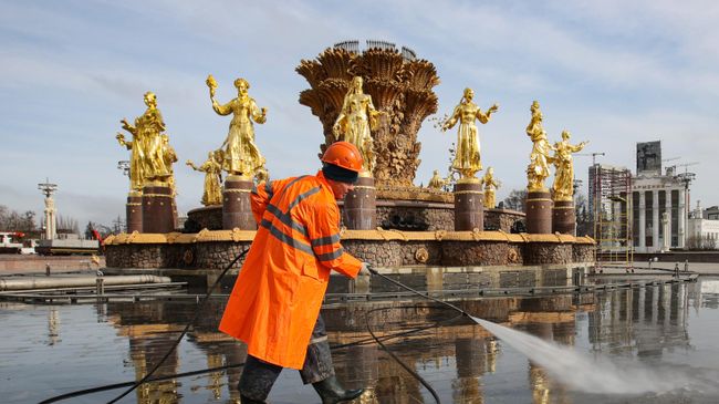 Промывка фонтана Дружба народов на ВДНХ