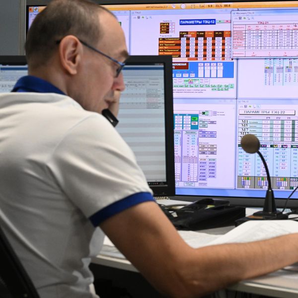 Сотрудник центрального диспетчерского управления Московской объединенной энергетической компании (МОЭК) в Москве