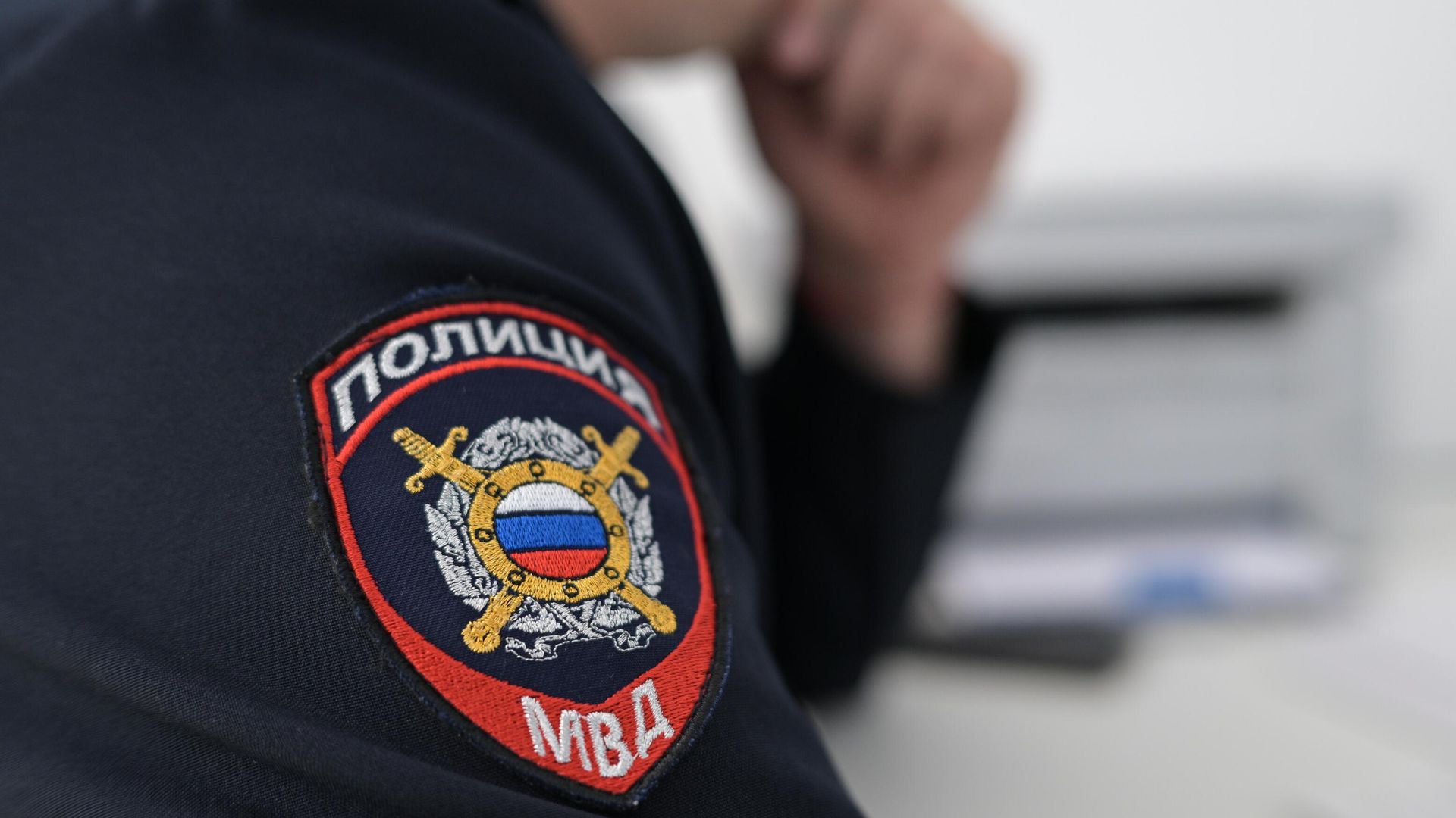 Сотрудник полиции во время работы Сотрудник полиции во время работы - РИА Новости, 1920, 19.08.2024
