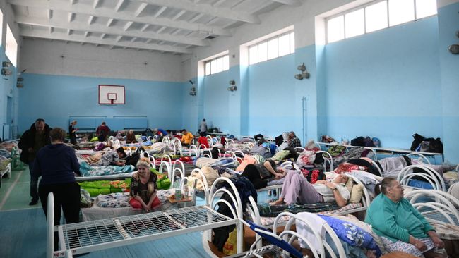 Люди в пункте временного размещения