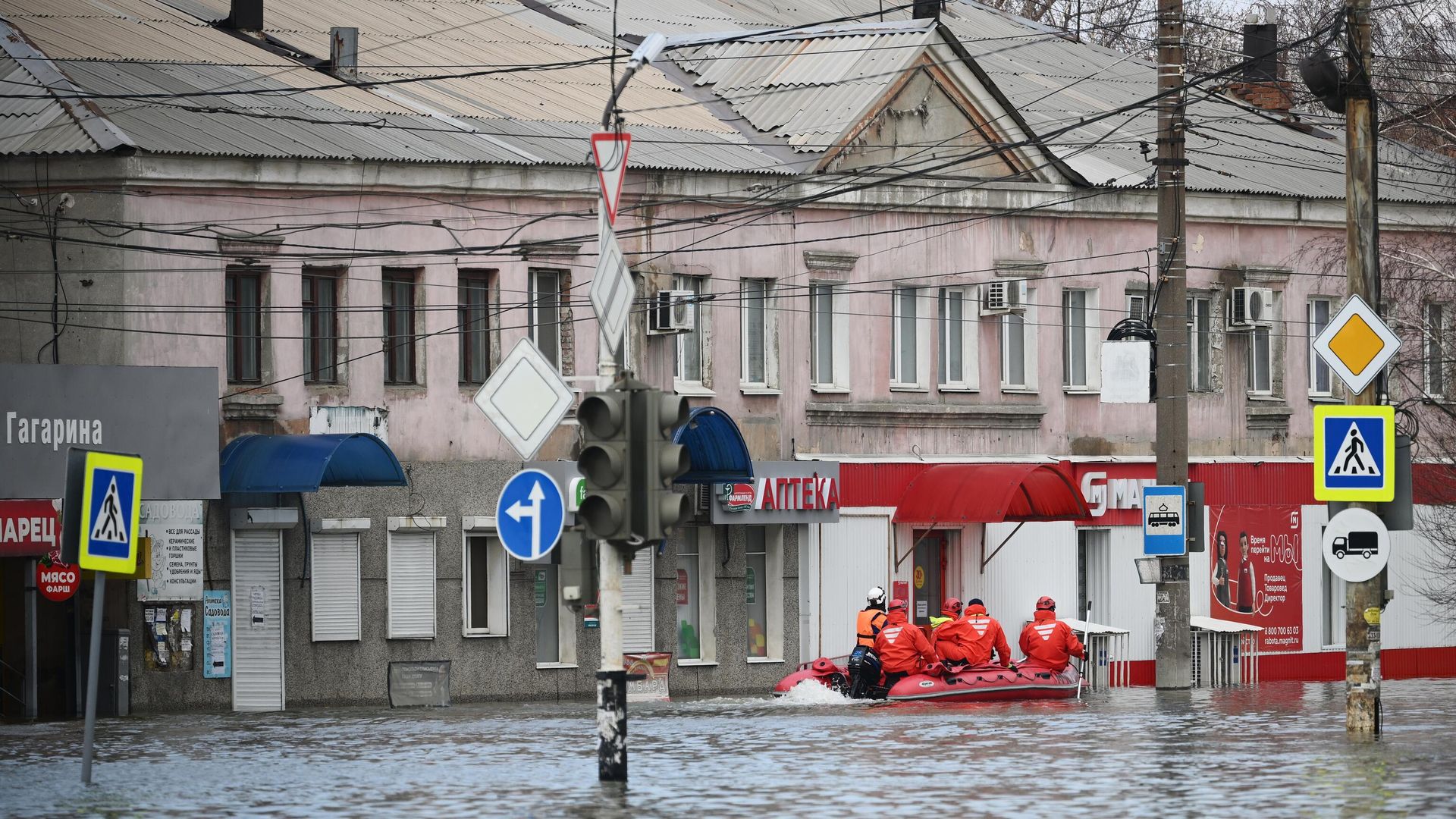 Подтопленная из-за прорыва дамбы одна из улиц Орска Подтопленная из-за прорыва дамбы одна из улиц Орска - РИА Новости, 1920, 09.04.2024