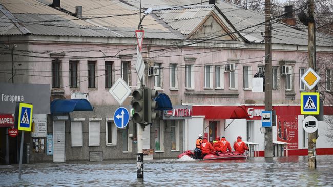 Подтопленная из-за прорыва дамбы одна из улиц Орска