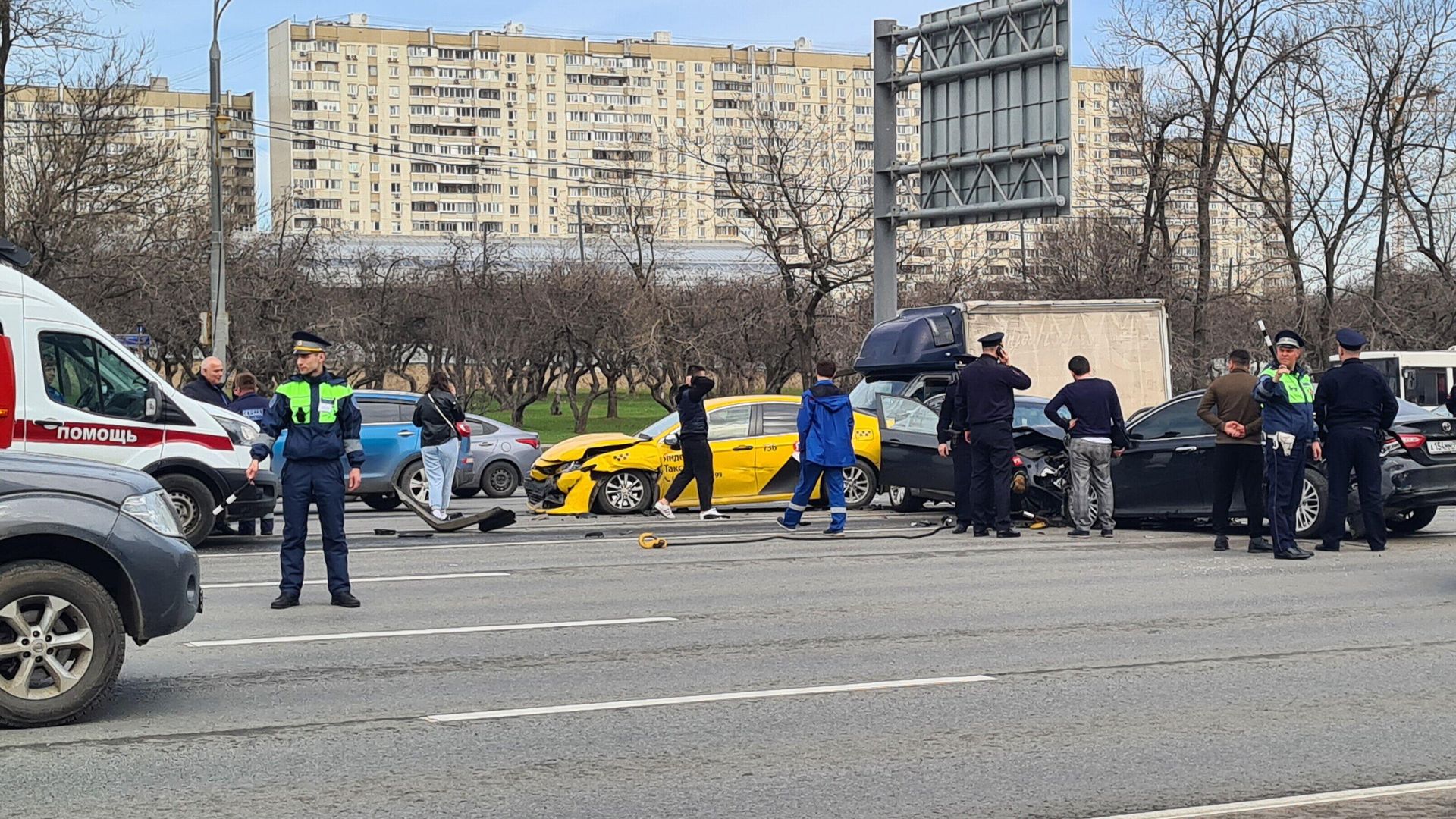 Последствия ДТП с участием нескольких автомобилей на Кутузовском проспекте Последствия ДТП с участием нескольких автомобилей на Кутузовском проспекте - РИА Новости, 1920, 09.04.2024