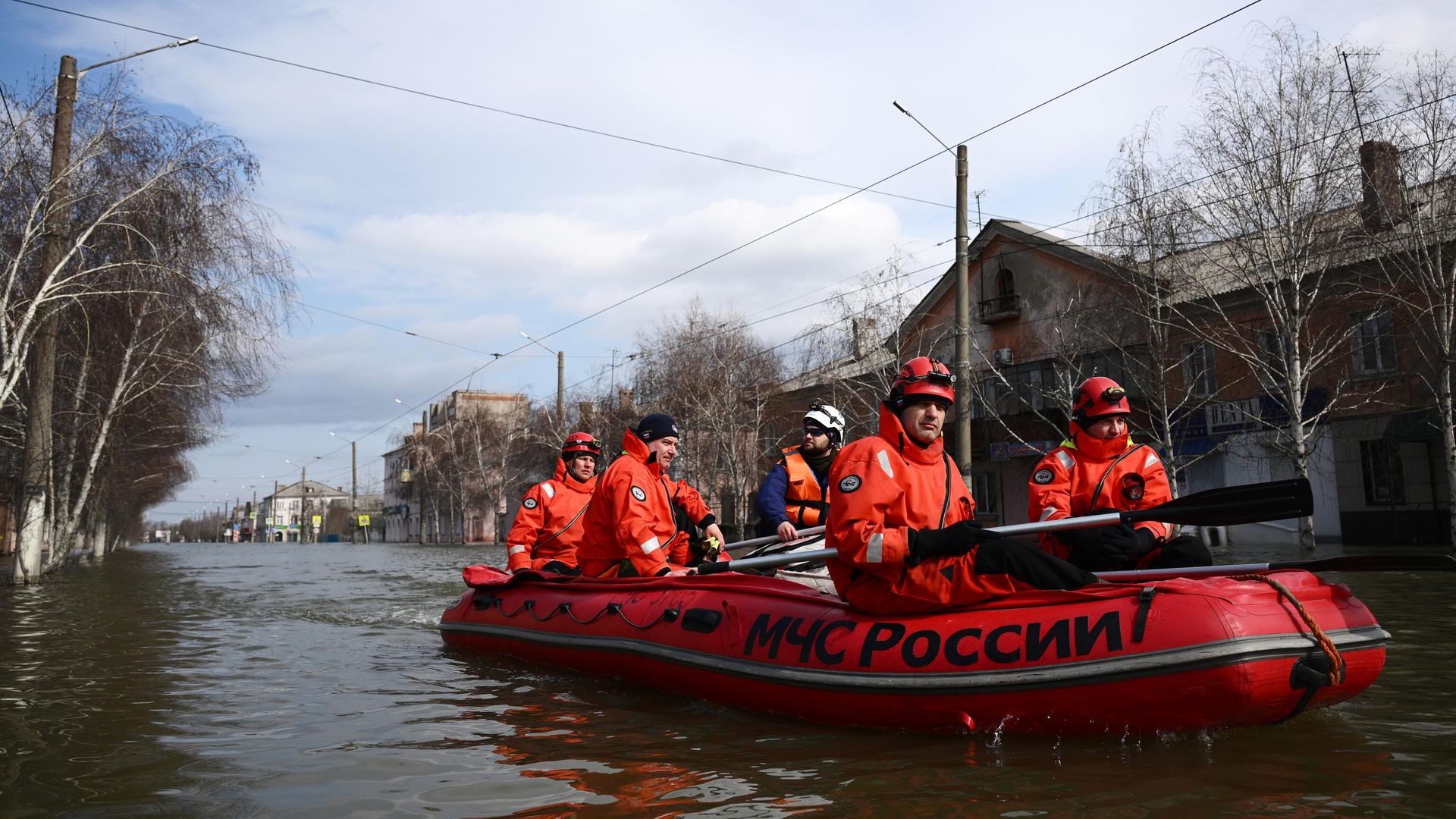 Сотрудники МЧС РФ на одной из подтопленных улиц Орска Сотрудники МЧС РФ на одной из подтопленных улиц Орска - РИА Новости, 1920, 09.04.2024