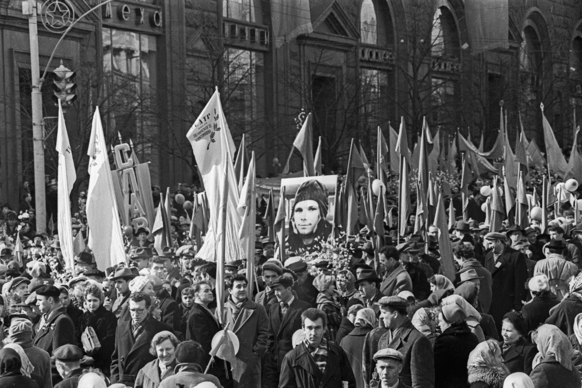 Торжественная встреча первого в мире летчика-космонавта Юрия Гагарина. Демонстрация трудящихся на Красной площади - РИА Новости, 1920, 10.09.2025