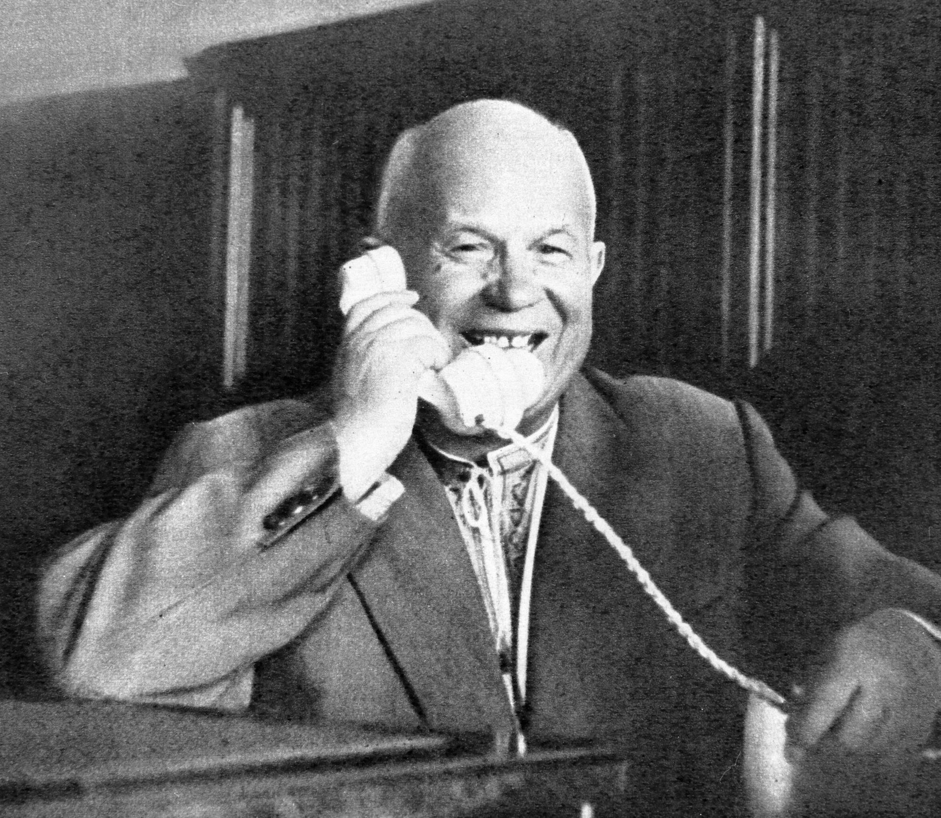Первый секретарь ЦК КПСС Председатель Совета Министров СССР Никита Сергеевич Хрущев разговаривает по телефону с первым космонавтом Земли Юрием Гагариным, успешно завершившим космический полет на корабле Восток-1  - РИА Новости, 1920, 19.02.2025