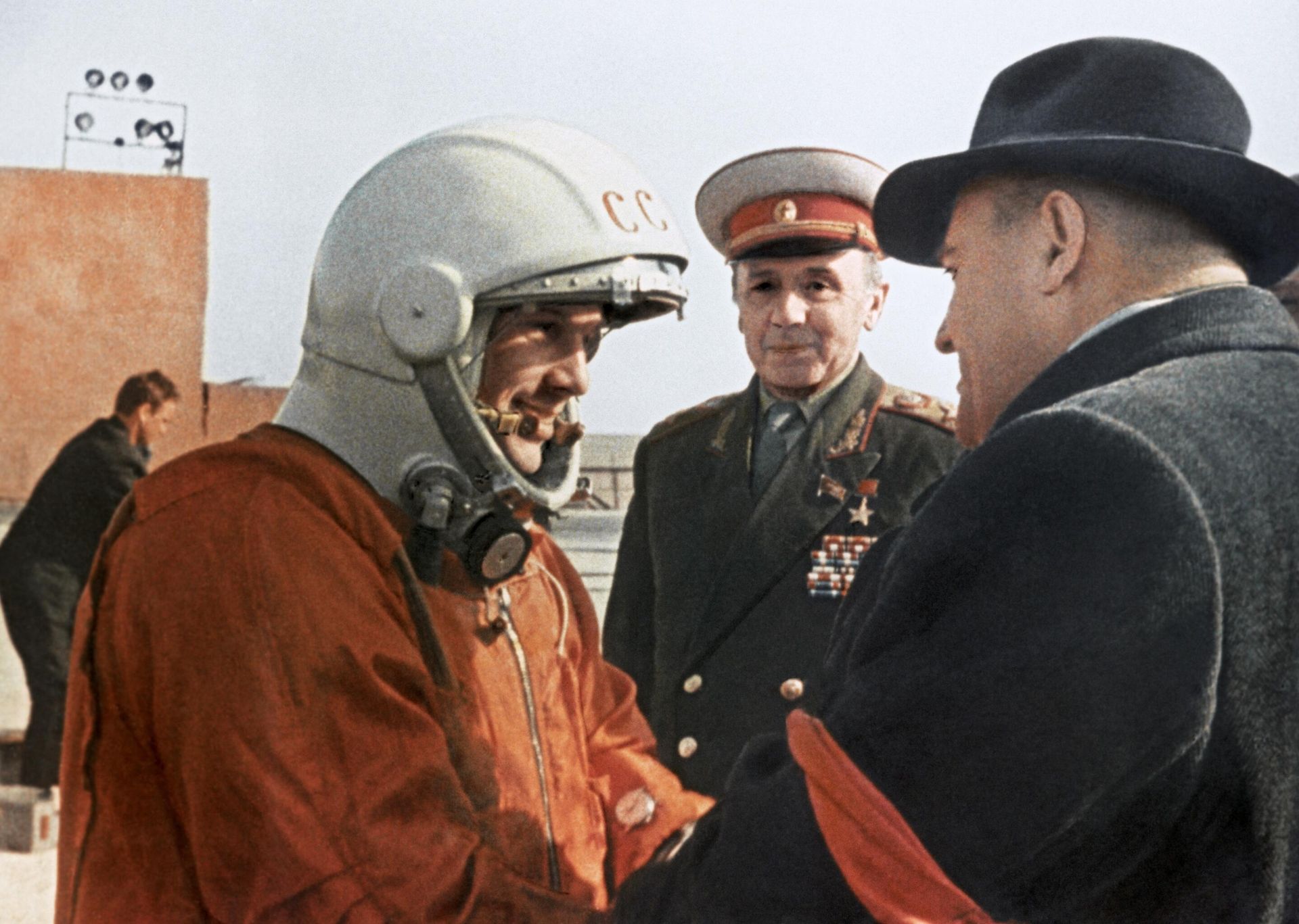 Последние напутствия главного конструктора Сергея Павловича Королева (справа) Юрию Гагарину перед стартом. Космодром Байконур, 12 апреля 1961 года - РИА Новости, 1920, 10.09.2025