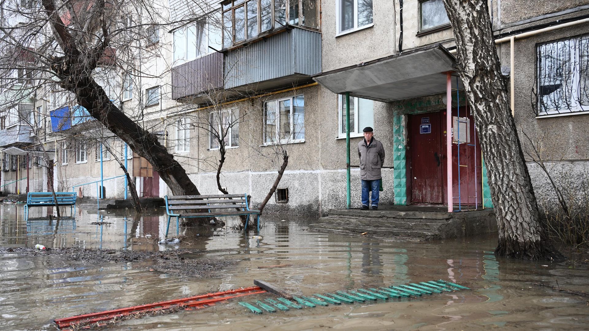 Местный житель у жилого дома в Орске Местный житель у жилого дома в Орске - РИА Новости, 1920, 10.04.2024