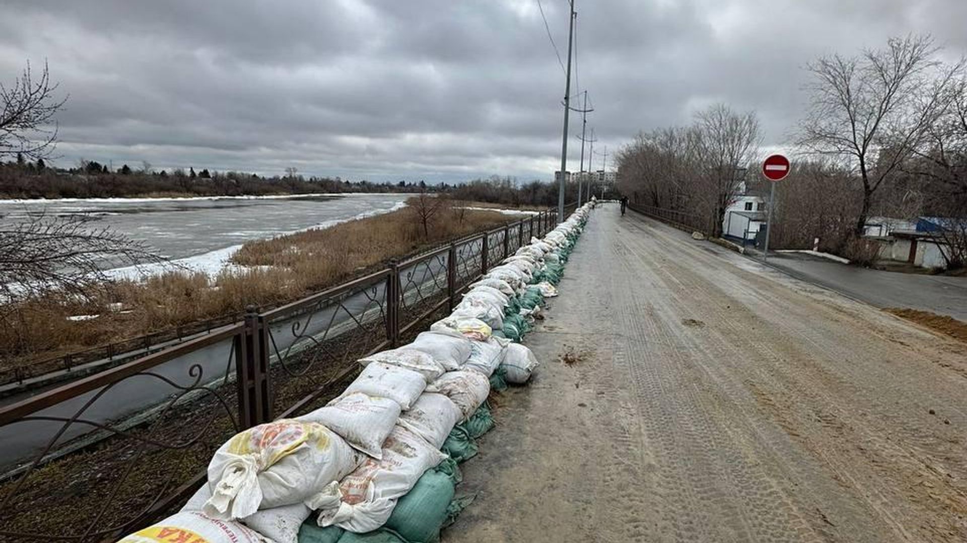 Укрепление дамбы в Курганской области Укрепление дамбы в Курганской области - РИА Новости, 1920, 12.04.2024