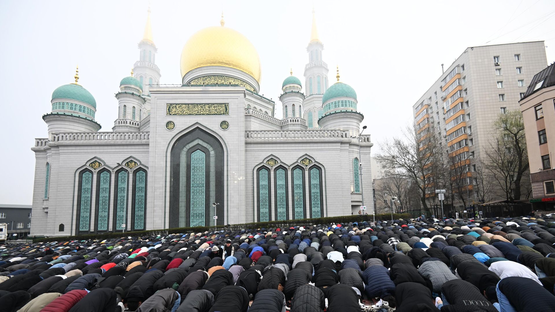 Верующие на богослужении в день праздника Ураза-байрам у Московской соборной мечети - РИА Новости, 1920, 20.03.2026