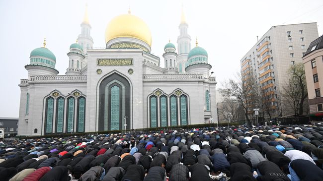 Верующие на богослужении в день праздника Ураза-байрам у Московской соборной мечети