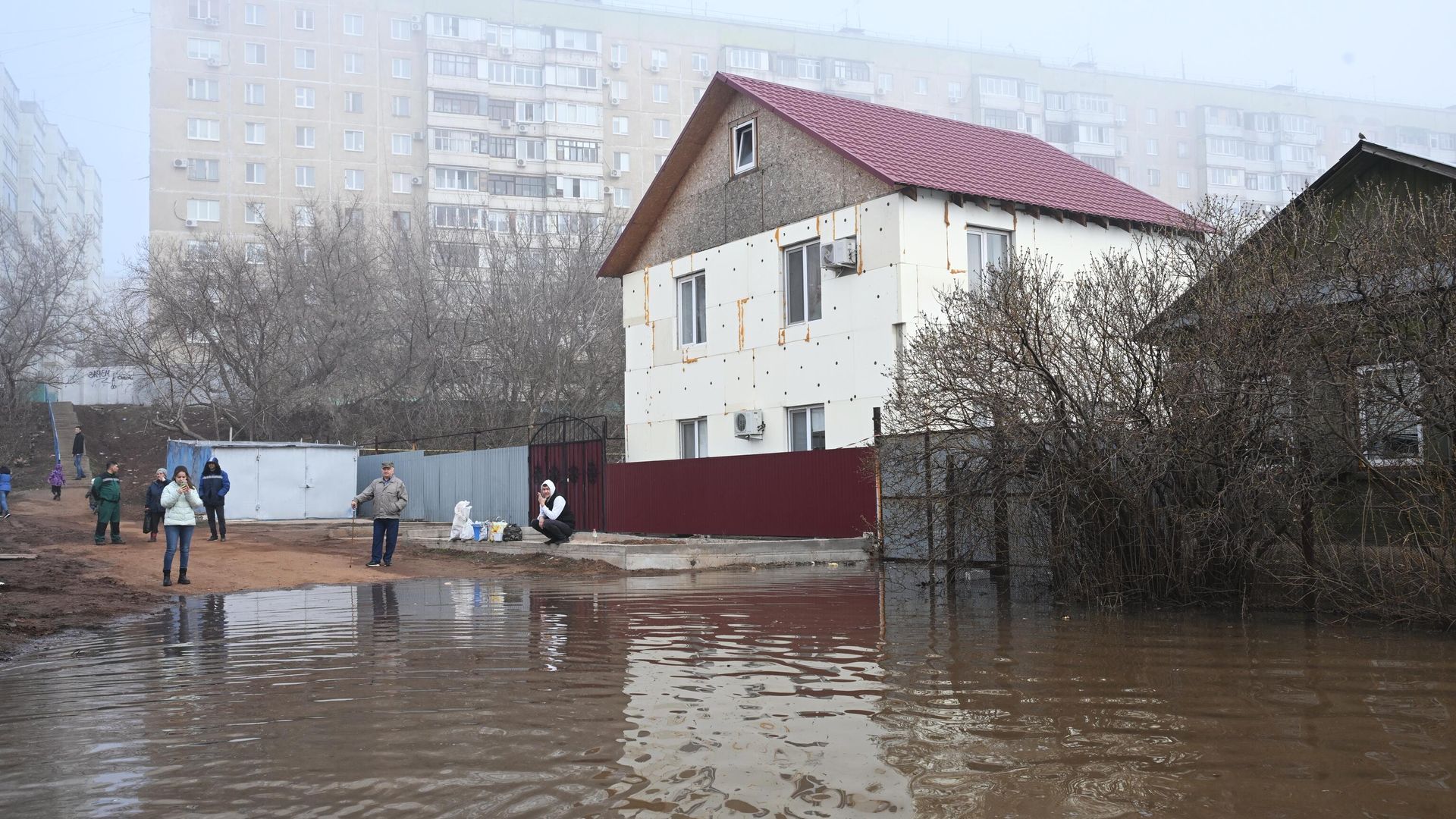 Местные жители на затопленной улице в микрорайоне Форштадт в Оренбурге. 10 апреля 2024 Местные жители на затопленной улице в микрорайоне Форштадт в Оренбурге. 10 апреля 2024 - РИА Новости, 1920, 10.04.2024