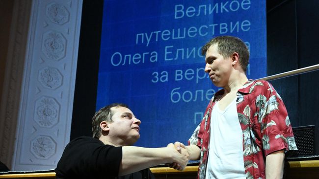 Герой спектакля Великое путешествие Олега Елисеева за верхний болевой порог Олег Елисеев и актер Денис Парамонов