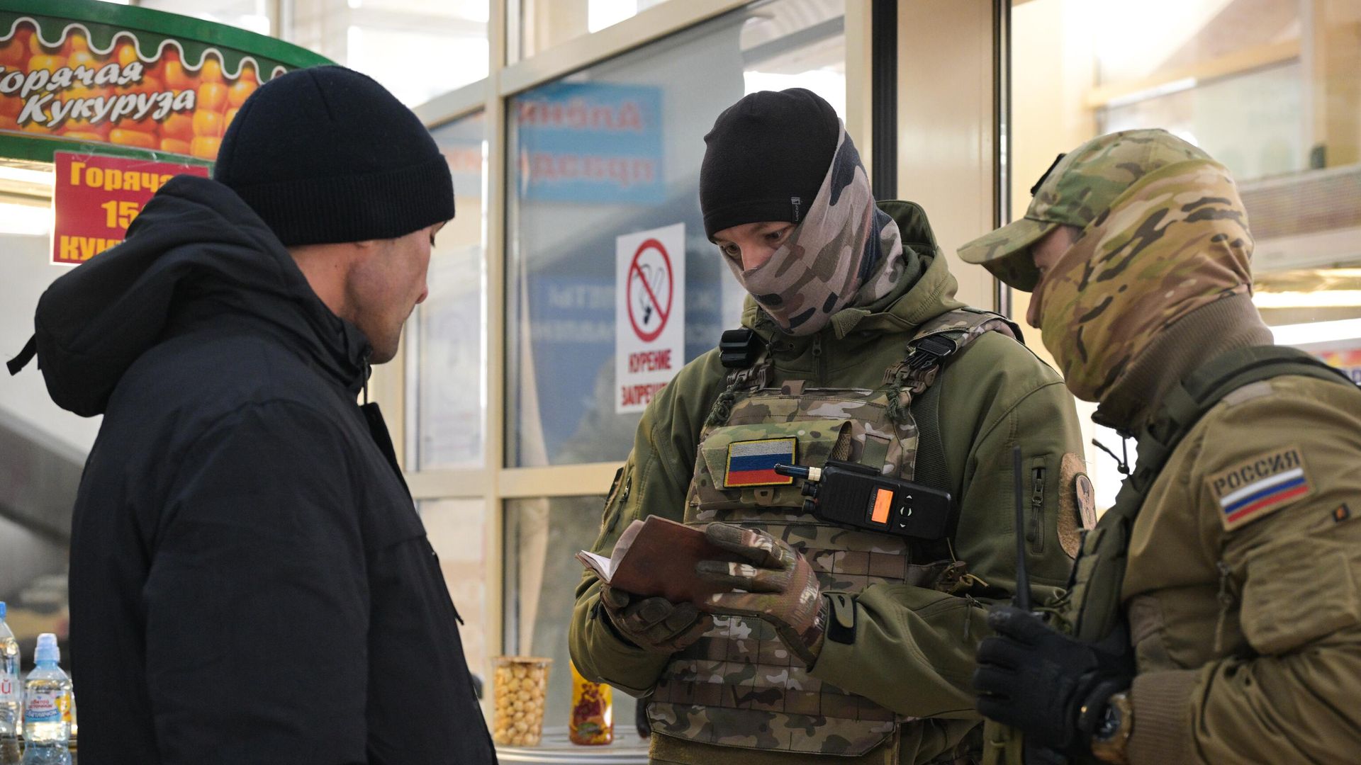 Сотрудники Росгвардии проверяют документы мигранта Сотрудники Росгвардии проверяют документы мигранта - РИА Новости, 1920, 27.04.2024