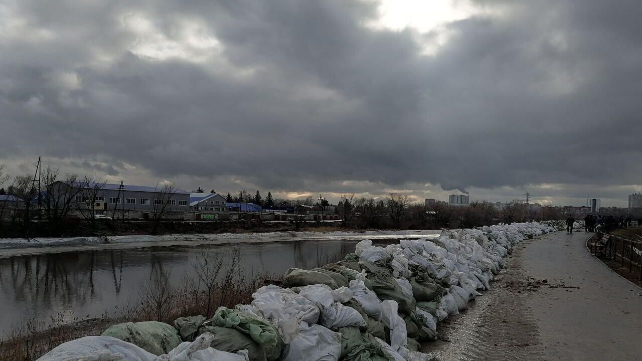 В центре Кургана мешками с песком укрепляют набережную Тобола В центре Кургана мешками с песком укрепляют набережную Тобола - РИА Новости, 1920, 11.04.2024