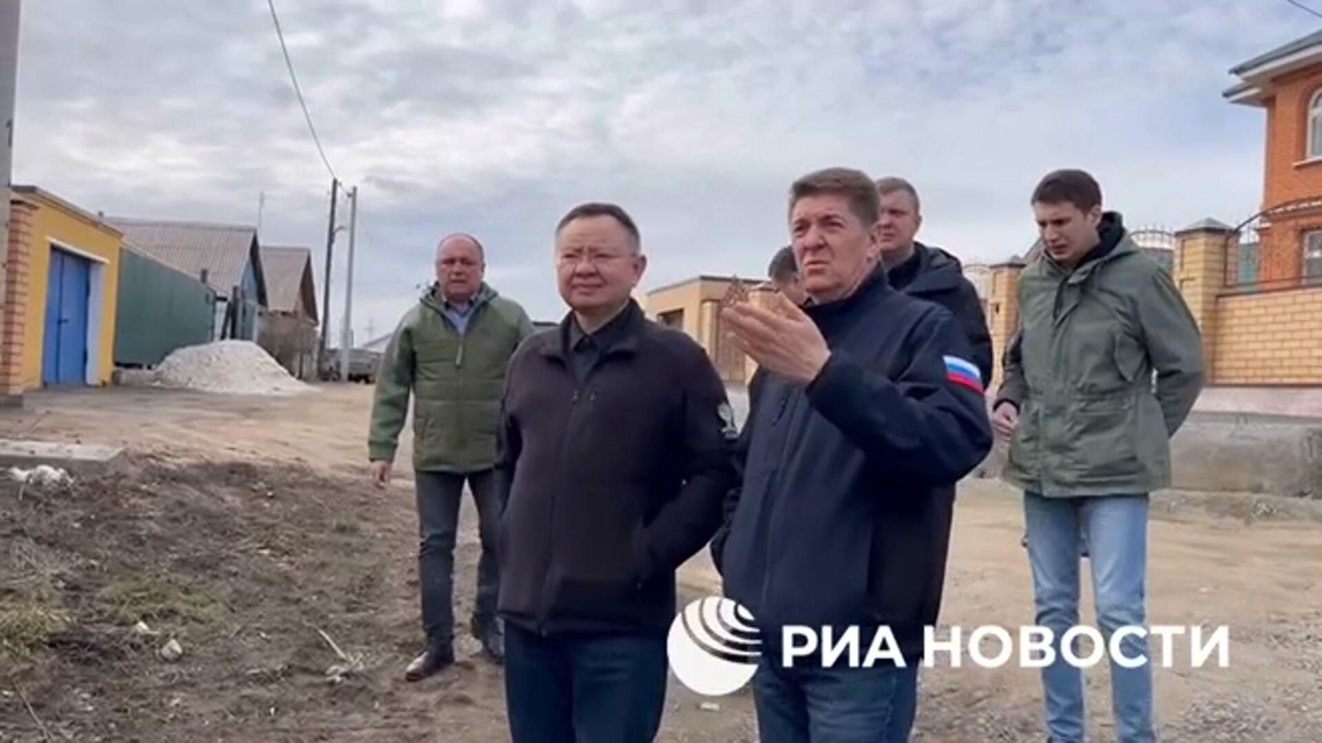  Глава Минстроя Ирек Файзуллин осмотрел затопленный поселок Мостострой в Орске - РИА Новости, 1920, 10.04.2024