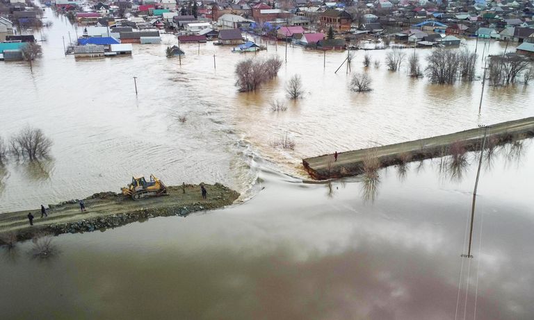 Место прорыва насыпной дамбы в Орске Место прорыва насыпной дамбы в Орске