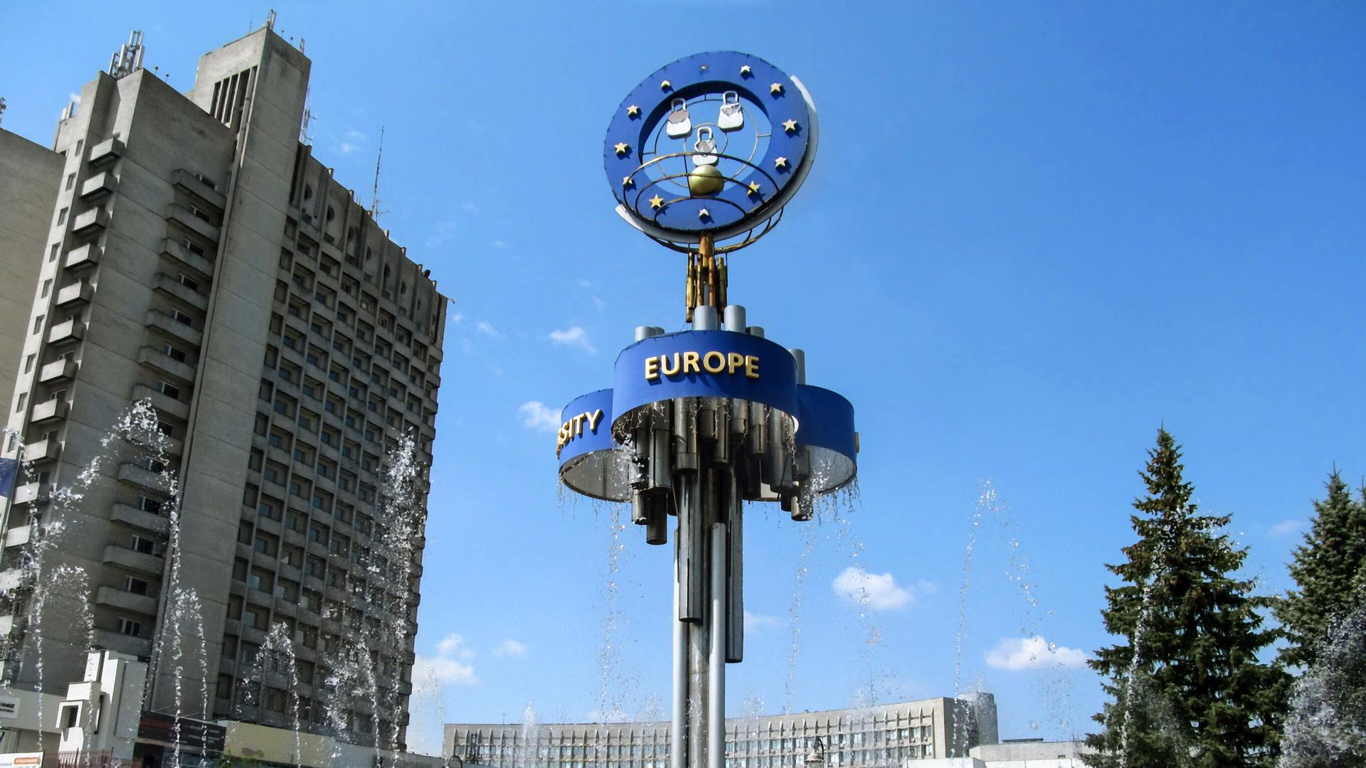 Фонтан Европейский возле многоэтажного дома в Сумах, Украина Фонтан Европейский возле многоэтажного дома в Сумах, Украина - РИА Новости, 1920, 16.09.2024