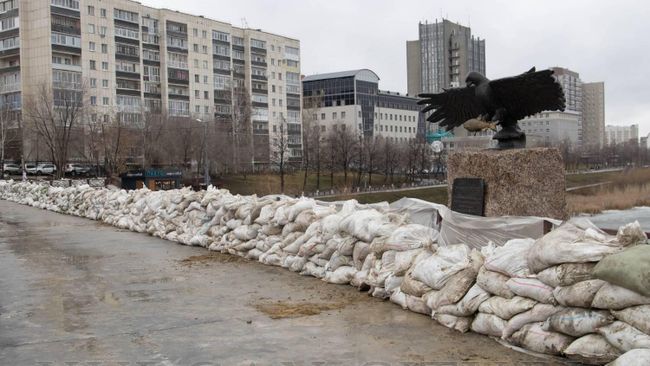 Укрепление набережной Тобола в Кургане мешками с песком