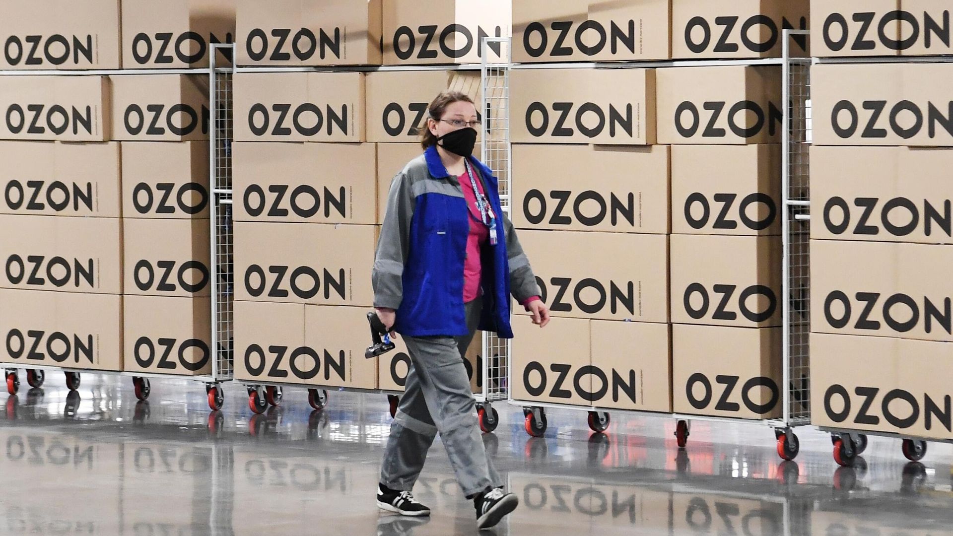 Сотрудница на складе логистического центра Ozon - РИА Новости, 1920, 28.10.2024