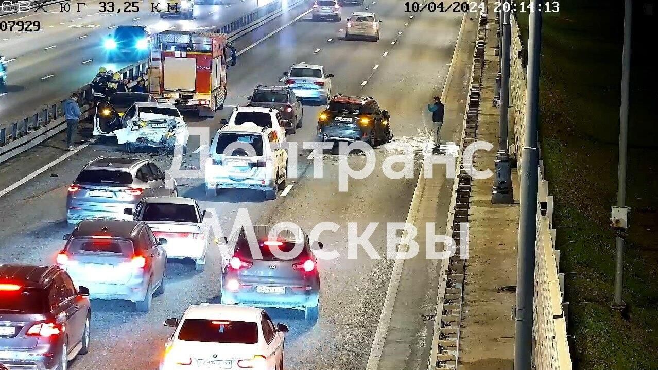 Место ДТП, где произошло столкновение трех автомобилей на Московском скоростном диаметре. 10 апреля 2024 Место ДТП, где произошло столкновение трех автомобилей на Московском скоростном диаметре. 10 апреля 2024 - РИА Новости, 1920, 10.04.2024