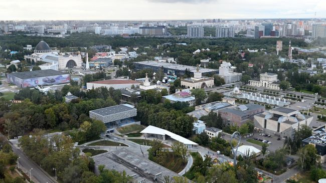 Вид из кабинки колеса обозрения Солнце Москвы на территорию ВДНХ