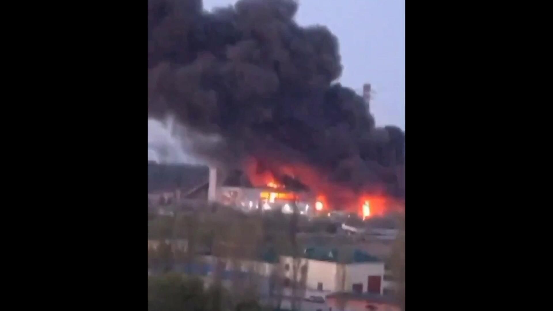 Видео пожара на Трипольской ТЭС под Киевом Видео пожара на Трипольской ТЭС под Киевом - РИА Новости, 1920, 11.04.2024