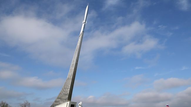 Стела Юрия Гагарина в Парке покорителей космоса в Энгельсском районе Саратовской области в День космонавтик