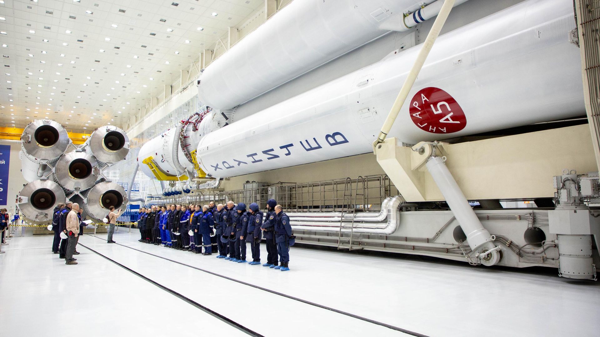 Коллектив сотрудников у ракеты Ангара-А5 на стартовом комплексе космодрома Восточный Коллектив сотрудников у ракеты Ангара-А5 на стартовом комплексе космодрома Восточный - РИА Новости, 1920, 23.04.2024