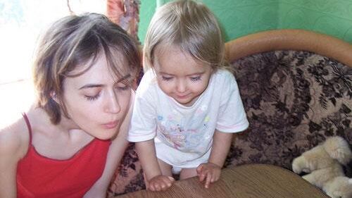 Антонина и Алиса на праздновании дня рождения девочки, 26 июля 2006 года. Фотография, ставшая символом кампании в защиту Антонины - РИА Новости, 1920, 13.04.2024