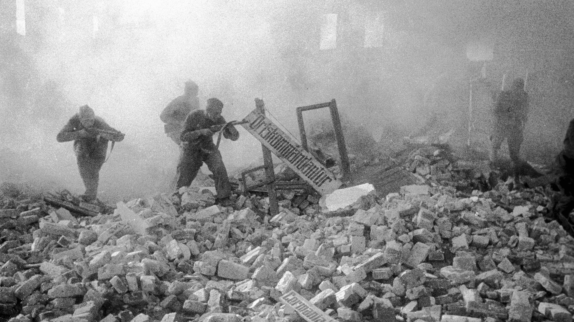 Великая Отечественная война 1941-1945 годов. Брянское направление. Автоматчики ведут бой за населенный пункт Великая Отечественная война 1941-1945 годов. Брянское направление. Автоматчики ведут бой за населенный пункт - РИА Новости, 1920, 06.12.2024