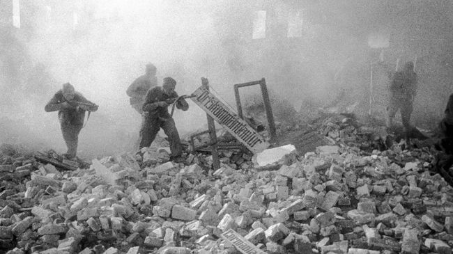 Великая Отечественная война 1941-1945 годов. Брянское направление. Автоматчики ведут бой за населенный пункт