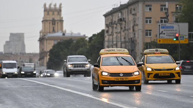Автомобили такси на улице Москвы