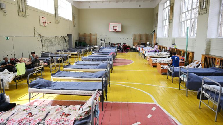 Пункт временного размещения людей, пострадавших в результате прорыва дамбы в Оренбурге Пункт временного размещения людей, пострадавших в результате прорыва дамбы в Оренбурге
