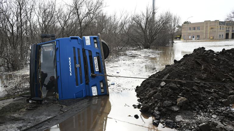 Камаз, утонувший в паводковых водах, на улице Донгузской в Оренбурге Камаз, утонувший в паводковых водах, на улице Донгузской в Оренбурге