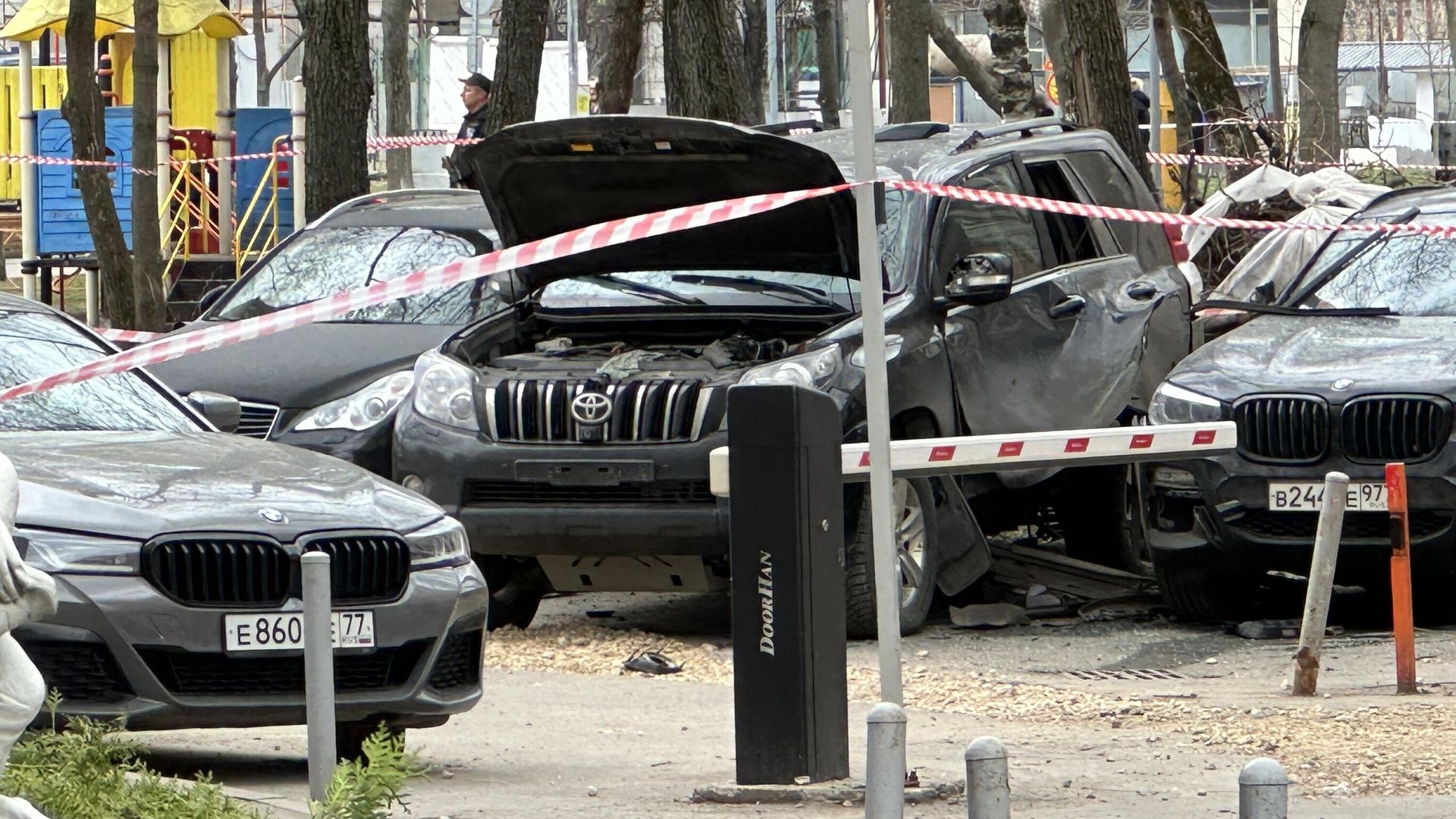 Место срабатывания взрывного устройства под автомобилем в Москве. 12 апреля 2024 года Место срабатывания взрывного устройства под автомобилем в Москве. 12 апреля 2024 года - РИА Новости, 1920, 12.04.2024