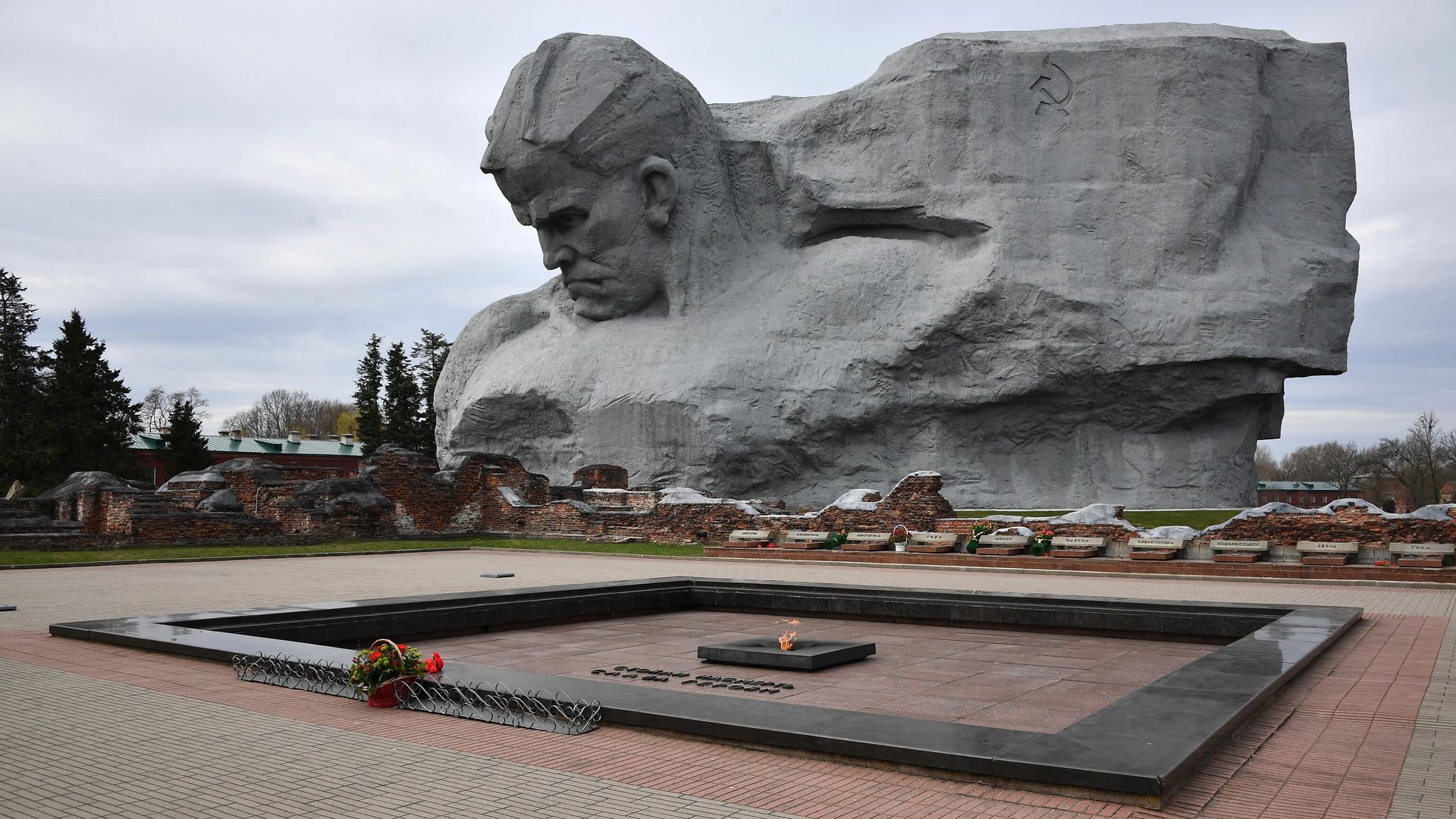 Памятник защитникам Брестской крепости и Вечный огонь на территории мемориального комплекса Брестская крепость – герой Памятник защитникам Брестской крепости и Вечный огонь на территории мемориального комплекса Брестская крепость – герой - РИА Новости, 1920, 17.06.2026