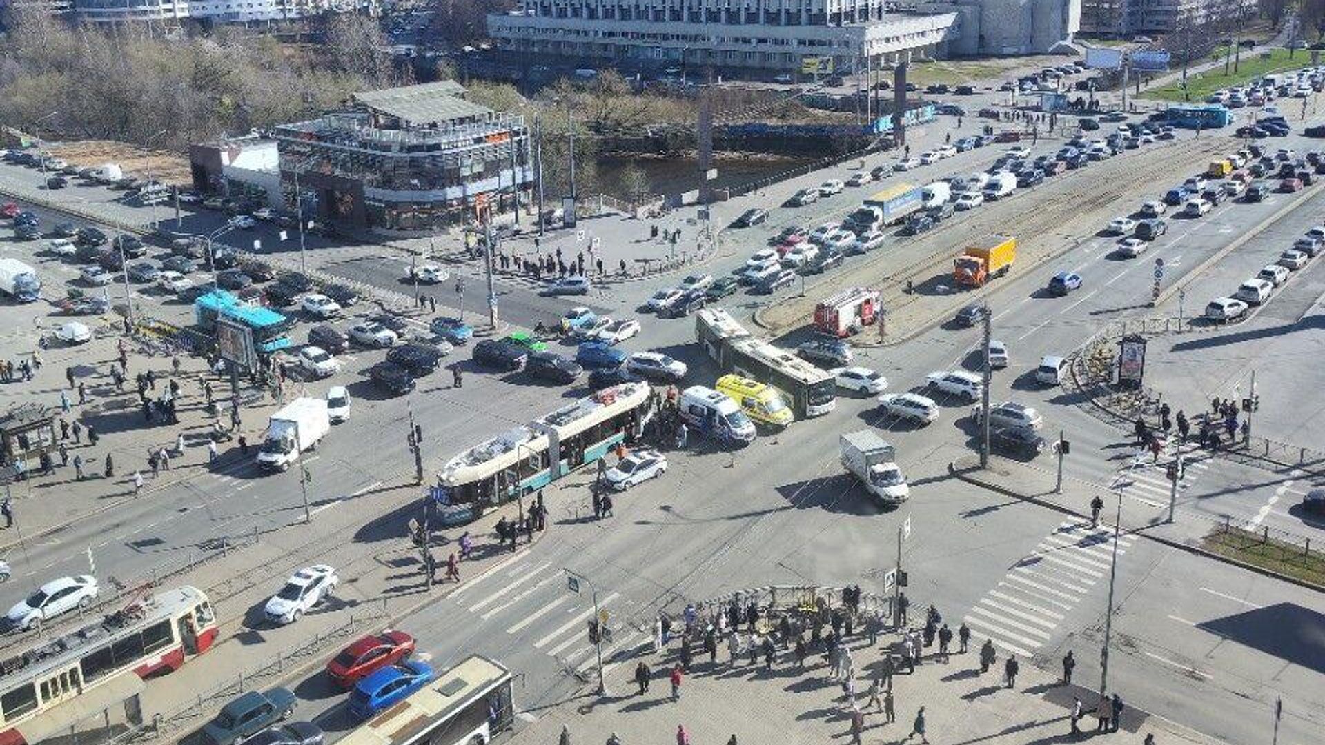 На месте ДТП в Санкт-Петербурге, где трамвай наехал на трех пешеходов На месте ДТП в Санкт-Петербурге, где трамвай наехал на трех пешеходов - РИА Новости, 1920, 12.04.2024