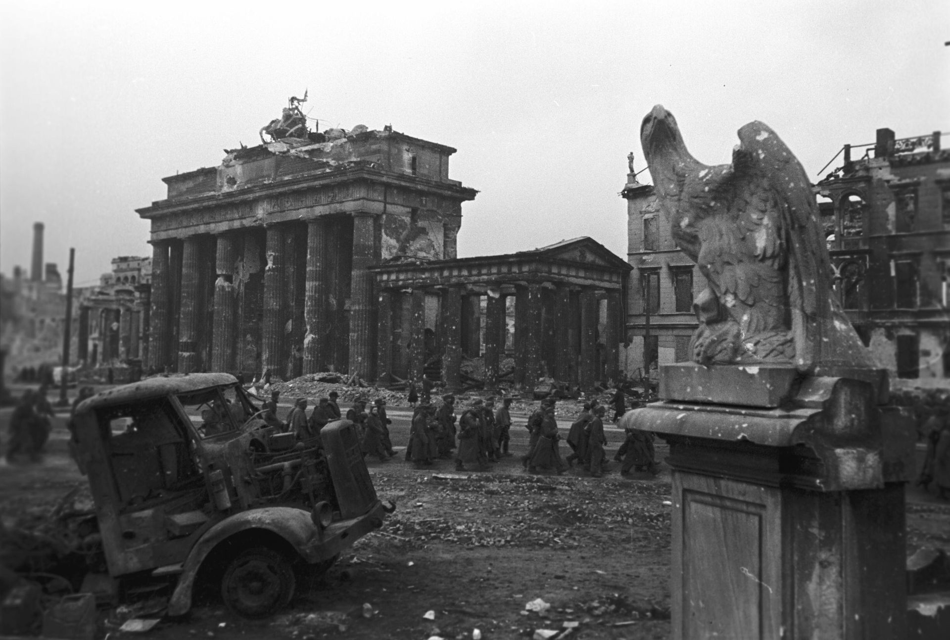 Колонна пленных немецких солдат у Бранденбургских ворот 2 мая 1945 года - РИА Новости, 1920, 08.05.2026