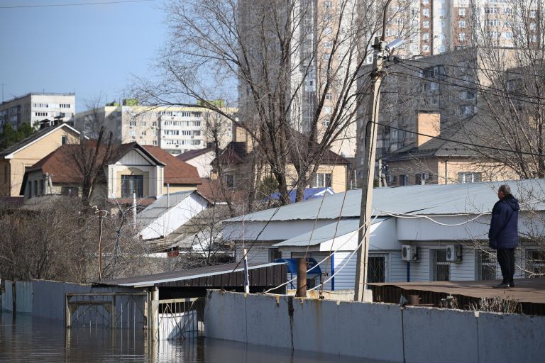 Затопленная улица у ЖК Дубки в Оренбурге Затопленная улица у ЖК Дубки в Оренбурге