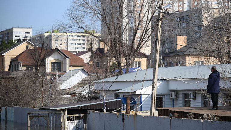 Затопленная улица у ЖК Дубки в Оренбурге