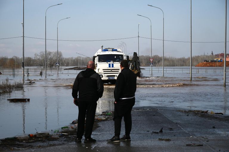 Затопленная на улица у ЖК Дубки в Оренбурге Затопленная на улица у ЖК Дубки в Оренбурге